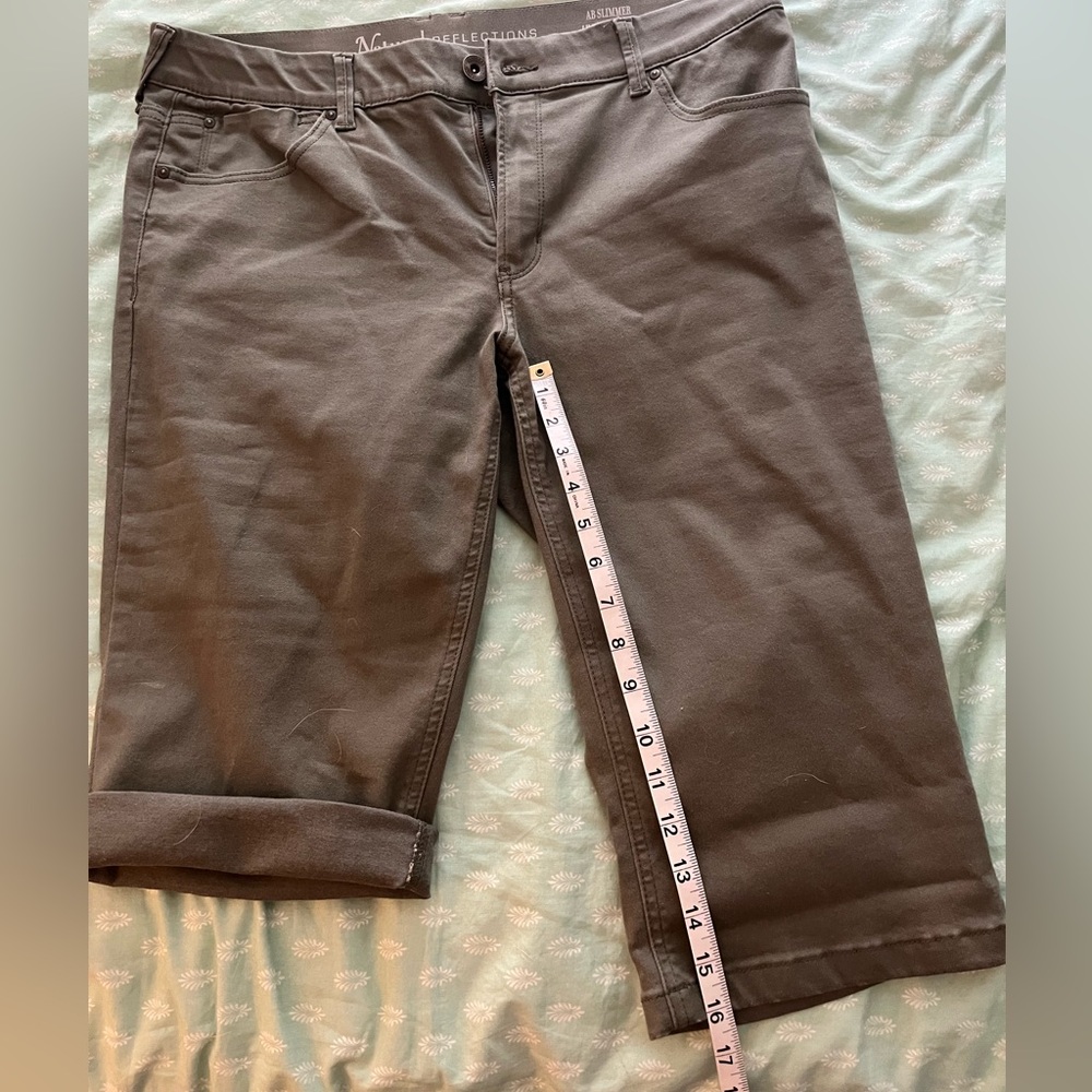 Olive green bermuda shorts from Cabela's, comfy lightweight stretch denim sz 16